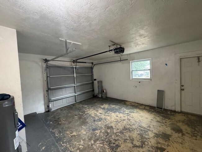 Building Photo - Lovely 3 Bedroom, 2 Bathroom Home in the Heart of Deltona!!
