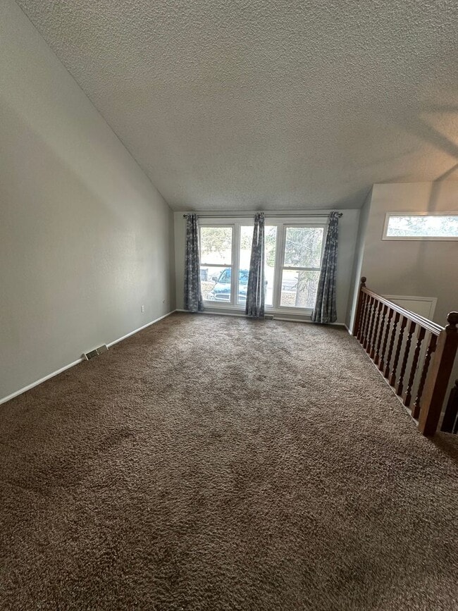Building Photo - 2 BEDROOM, 1 BATHROOM, TOWNHOME IN THE AVE...