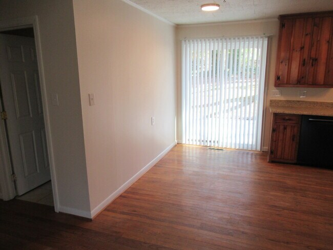 Building Photo - Charming Brick Ranch in a Convenient Lincolnton Location!