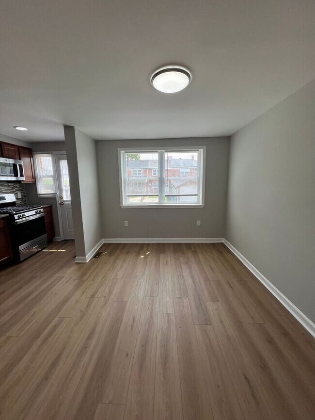 Building Photo - 3 Bedroom Townhome with Parking