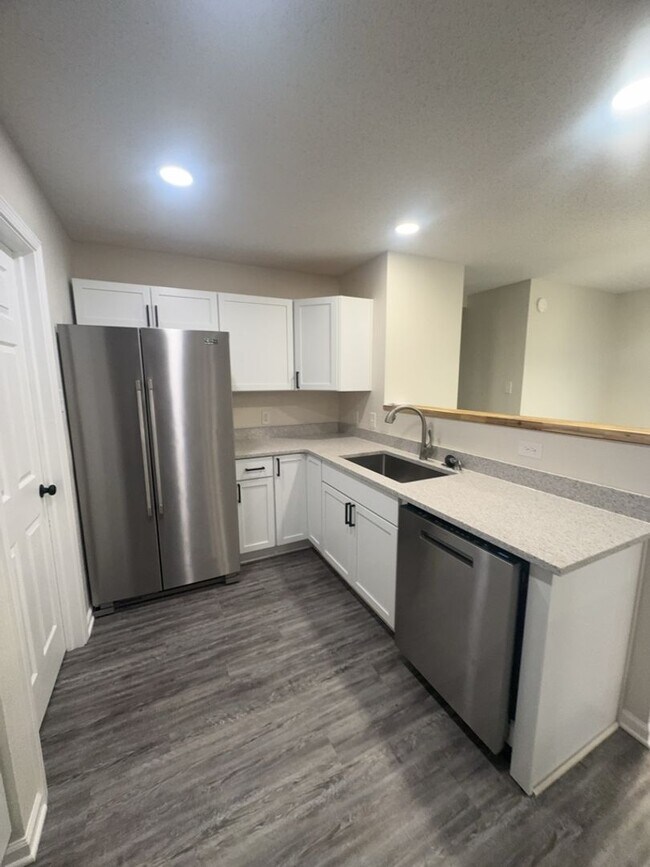 Building Photo - Beautiful 3 Bedroom, 2 Bath Available Now!