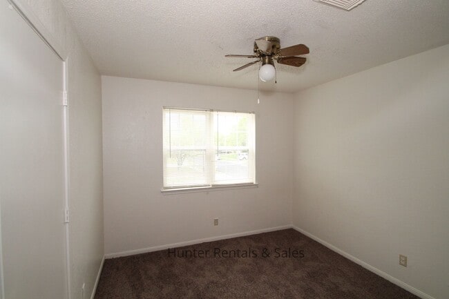 Building Photo - Two Story Willowsprings Home