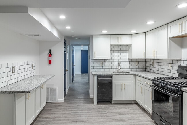 Building Photo - 916 Highview St