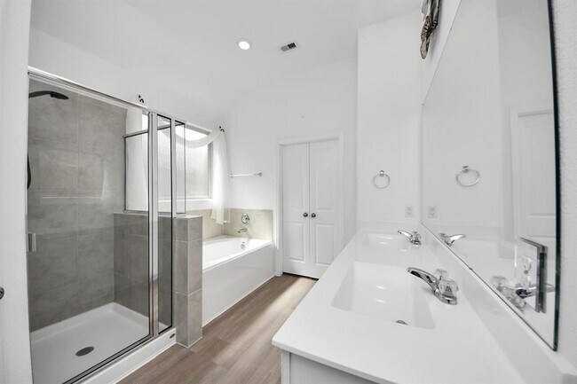 Building Photo - 24063 Hawthorn Lks Dr