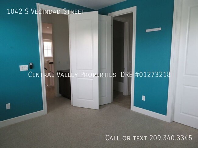 Building Photo - 1042 S Vecindad St