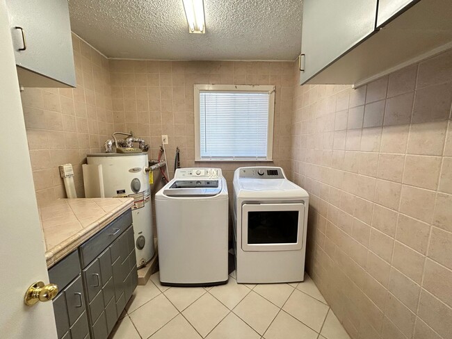 Building Photo - Single Story Home 5-Beds 2-Bath No HOA!