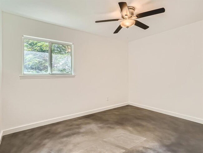 Building Photo - 6035 Bluebell Cir