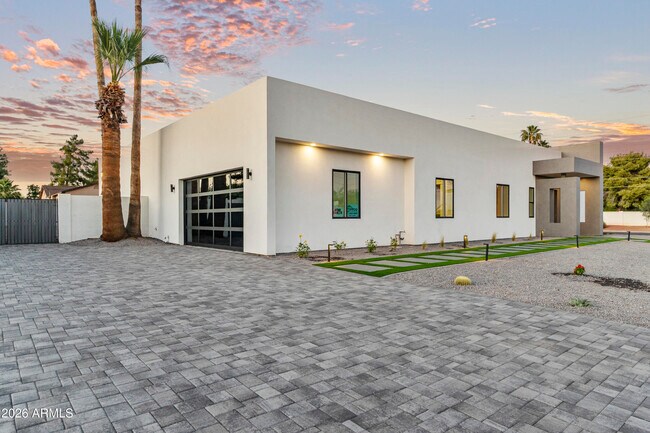 Building Photo - 5540 E Dahlia Dr