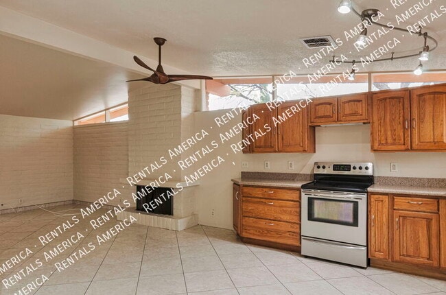 Building Photo - 7002 E Kirkland Dr