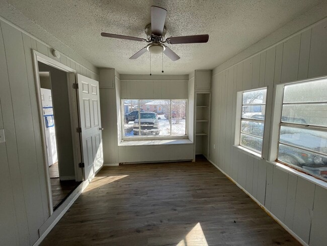 Building Photo - 3 bedroom, 2 bath