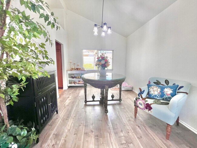 Building Photo - Spacious 5-Bed, 3-Bath Home in Rialto – Ve...