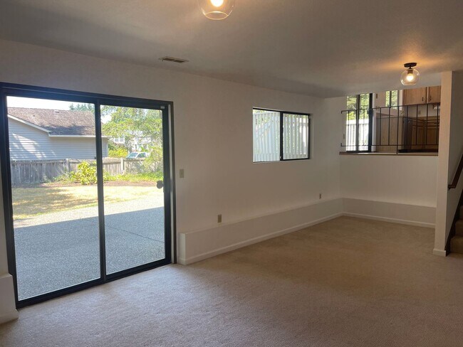 Building Photo - Charming 3bd split level