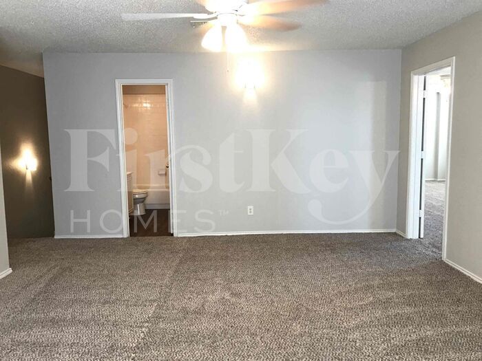 Building Photo - 5704 Creekhollow Dr