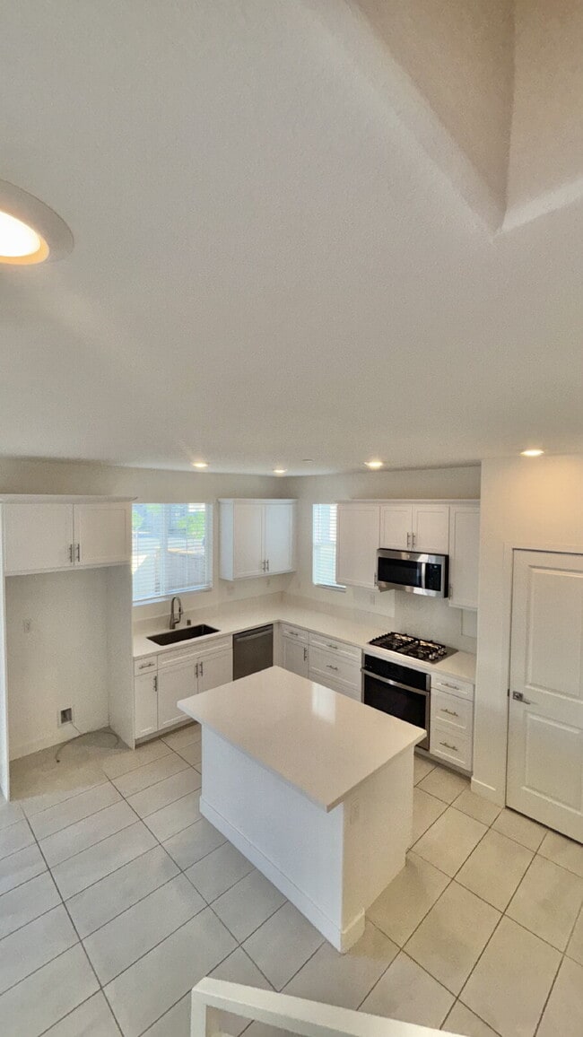 Building Photo - 4 Bedrooms Available University Park