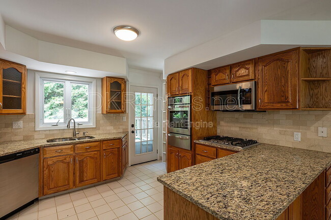 Building Photo - 245 Brook Dr