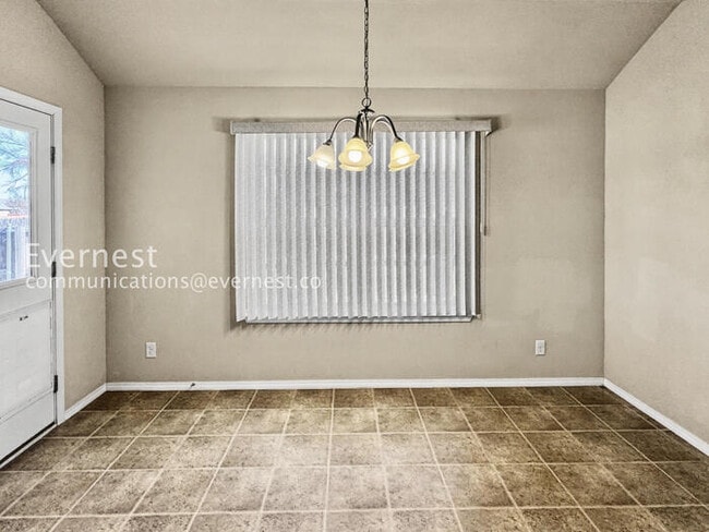 Building Photo - 3 Bed/2 Bath Home with Fenced Yard & Garage / Pet-Friendly / Available Soon!