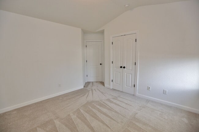 Building Photo - Sherwood Lakes Towhome! Available 05-12-25...