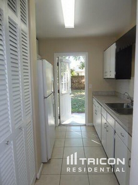 Building Photo - 944 Shorecrest Ave
