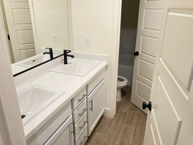 Building Photo - 5 bedroom 3 1/2 bath house in gated commun...