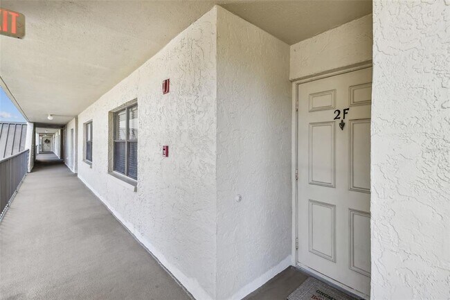 Building Photo - 2700 Cove Cay Dr