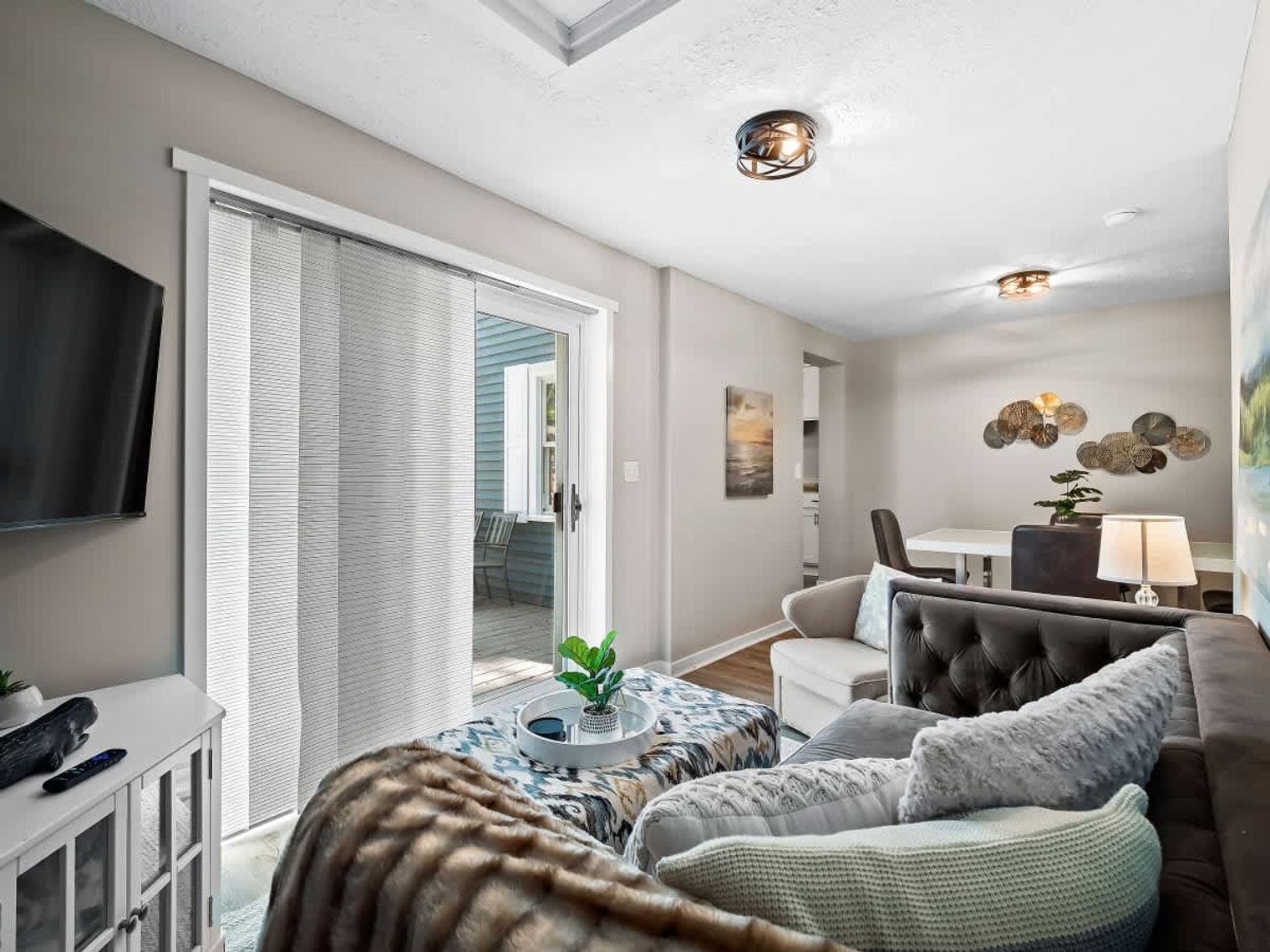 Building Photo - 7525 Lake Rd E