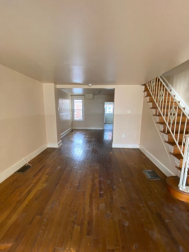 Building Photo - Newly Renovated 3 Bedroom and 1 Bathroom T...