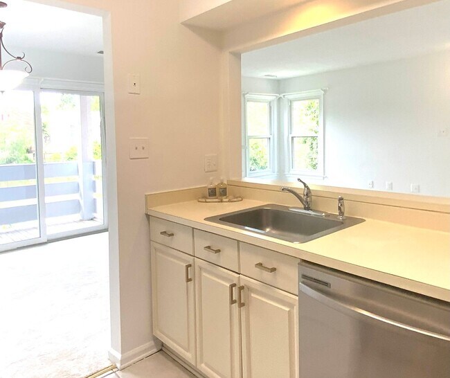 Building Photo - 7594 Lakeside Village Dr