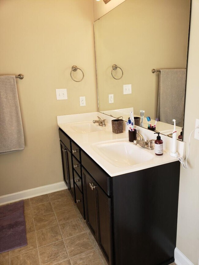 Building Photo - 211 Rainmaker St