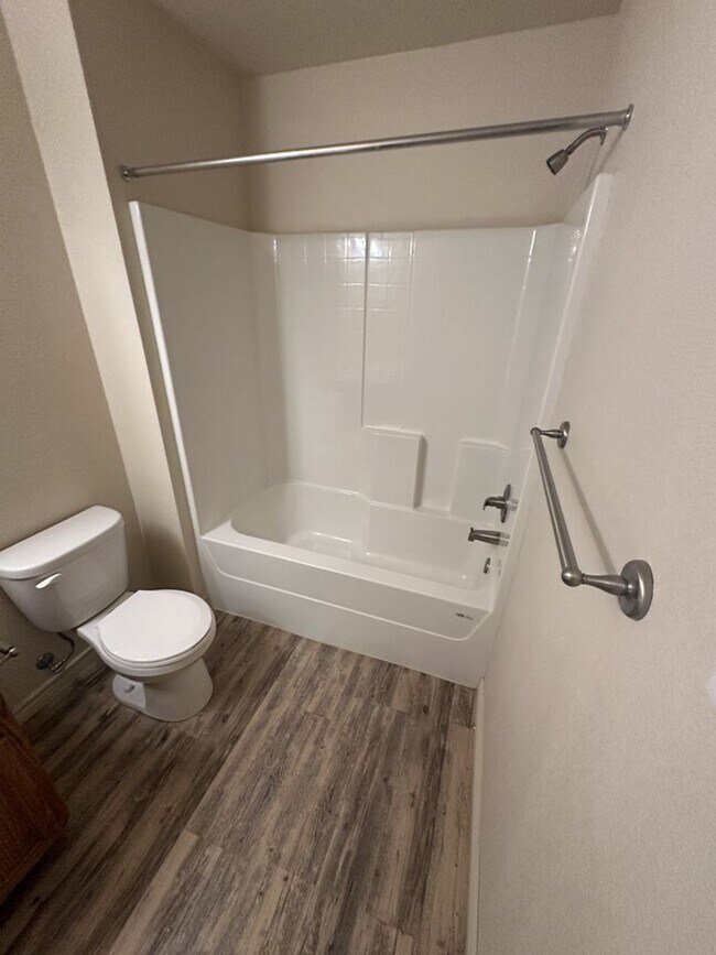 Building Photo - AVAILABLE NOW! (SECTION 8 ACCEPTED)