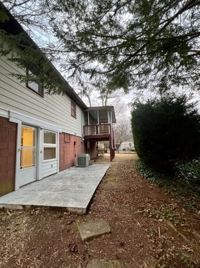Building Photo - Black Mountain Rental