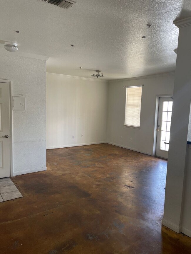 Building Photo - 860 N Orange Ave