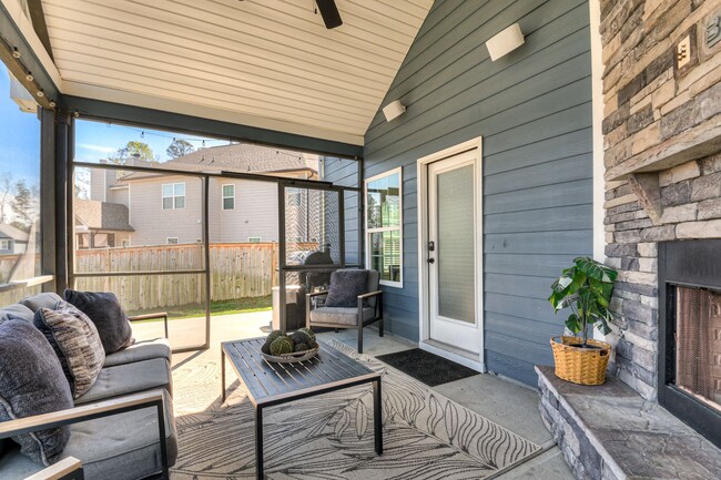 Building Photo - Two Story home in Quaker Knoll! Ready now !