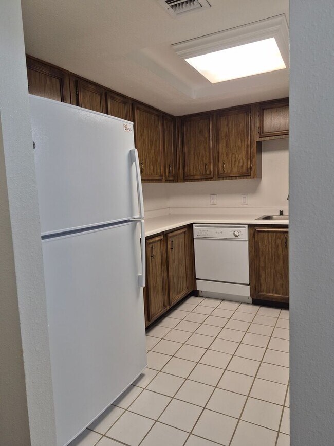 Building Photo - 925 Country Club Dr SE