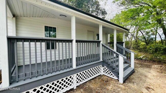 Building Photo - 112 E Dewey St