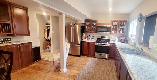 Building Photo - Pre-Lease Avail. 06/01 - Open & Bright, Updated Flooring, W/D Available