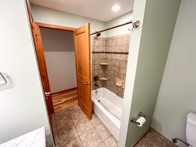 Upstairs Full Bathroom - 17314 Idlewood Way
