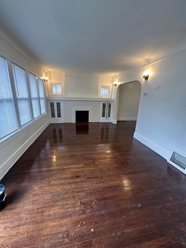 Building Photo - 4733 Lakepointe St