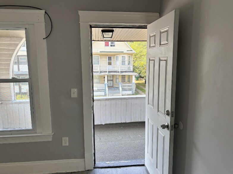 Building Photo - 2833 E 100th St