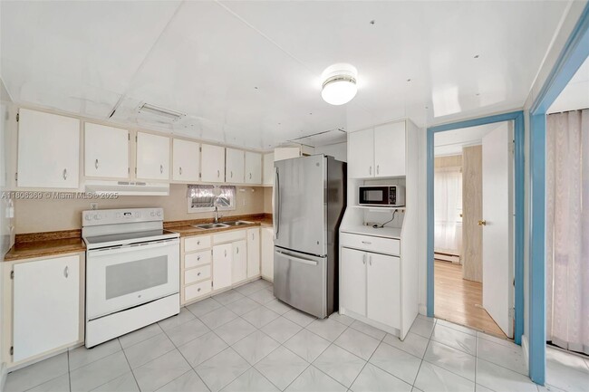 Building Photo - 346 Maple St