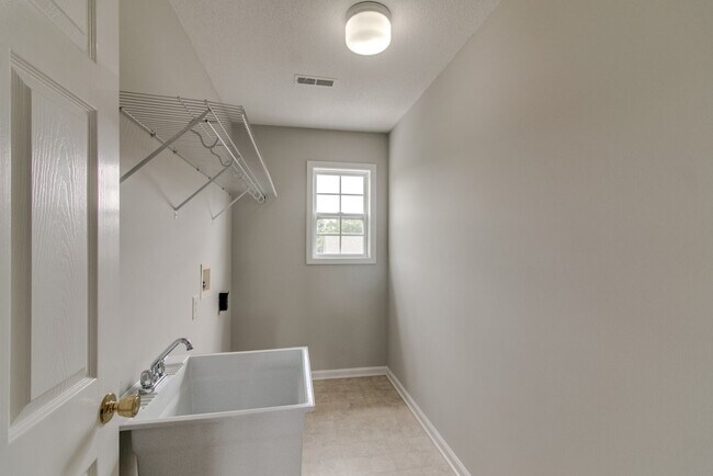 Building Photo - 4 Bedroom Pet Friendly Home For Rent!