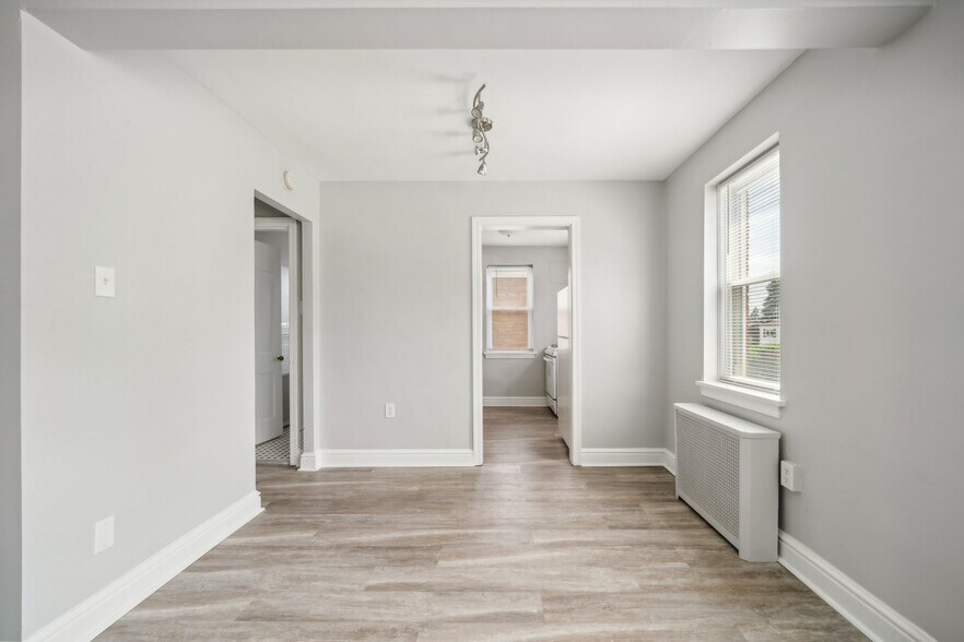 Building Photo - 545 Larose St