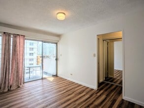 Building Photo - Partly Furnished 1-Bedroom 1 Bath with No Parking at Hawaiian Crown in Waikiki