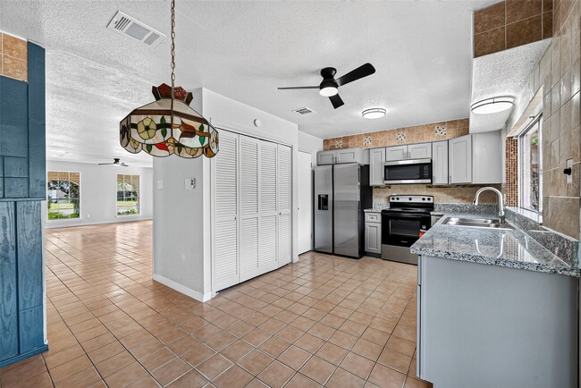 Building Photo - 1119 Pinecroft Dr