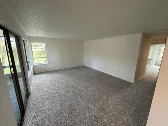 Building Photo - Large Open And Bright 2bd 1.75 Bath Condo ...