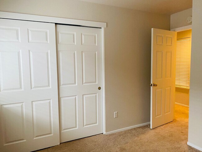 Building Photo - Open Floor Plan, 3 Bed, 2 Bath Home