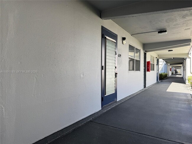 Building Photo - 629 North Dr