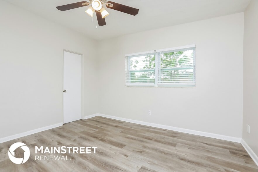 Building Photo - 5730 Oleander Dr