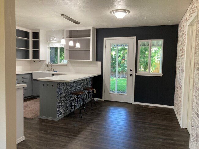 Building Photo - Kennewick Location w/a Country Flare!