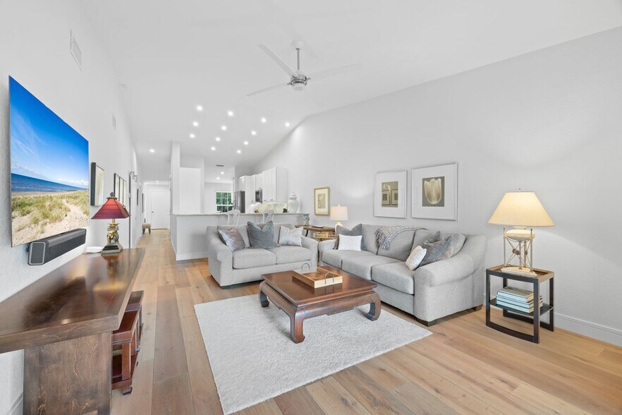 Building Photo - 818 Tanbark Dr