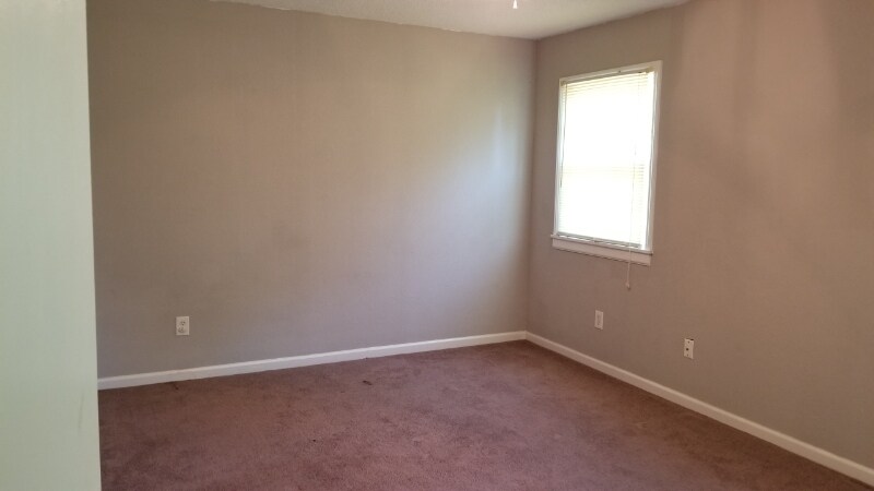 Building Photo - 213 S Brittany Dr